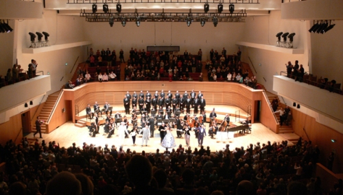 Dàn nhạc giao hưởng Paris tại Nhà hát Salle Pleyel.